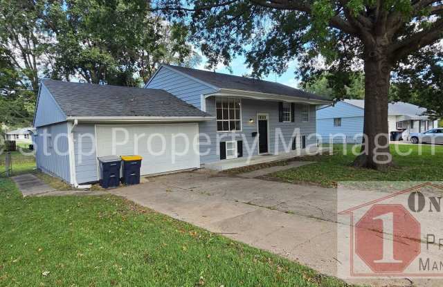 Spacious 4 bedroom 2.5 bathroom in KCMO Gallery 4