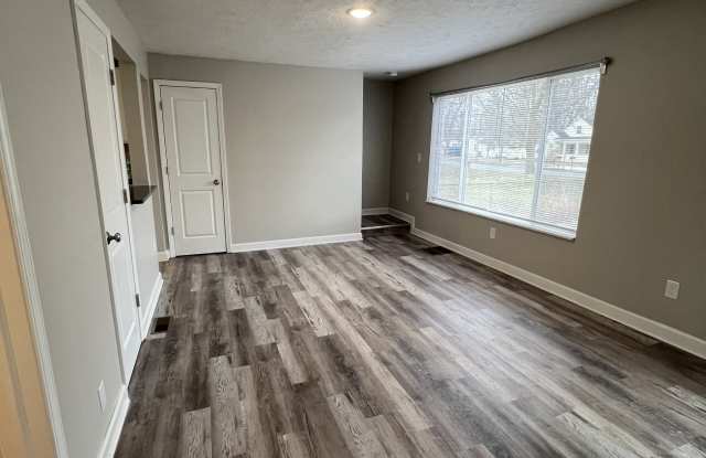 4913 Hughes Road Gallery 4