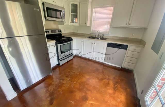 Updated 2-Bed Townhouse Steps from McNeese - W/D Included Gallery 4
