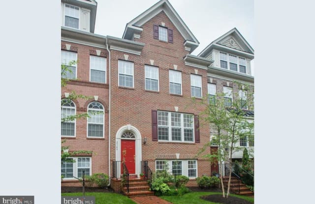 2149 RED VINE DR - 2149 Red Vine Dr, Tysons Corner, VA 22182