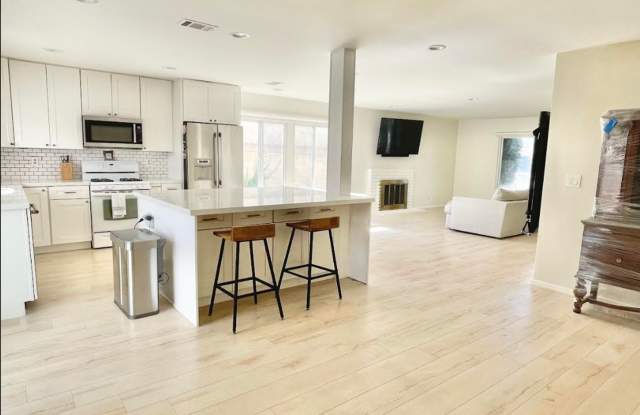Centrally located 3 bed , 2 bath home - 1594 Willowbrook Lane, Simi Valley, CA 93065