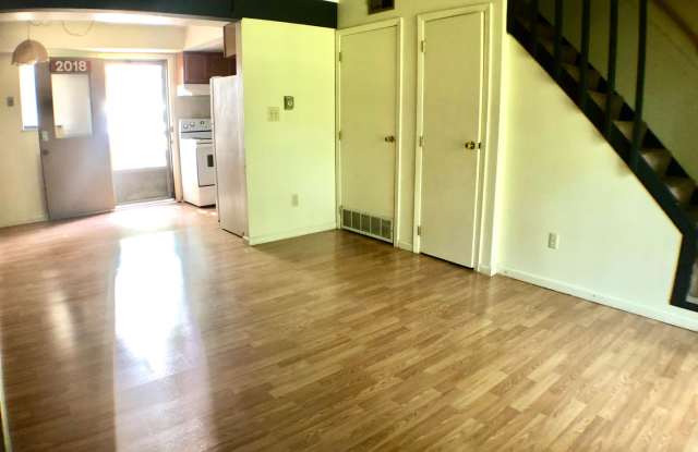 $1,200 - 2 Bed/1 Bath Private area near the Oval Gallery 3