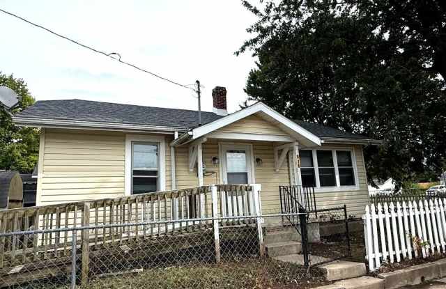 RENOVATED 2 BEDROOM HOME WITH FENCED YARD – $1,100/MONTH! Gallery 1