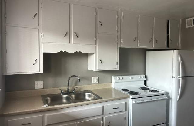 Forest Court Apartment Homes - 1015 Forest Court, Kansas City, KS 66103