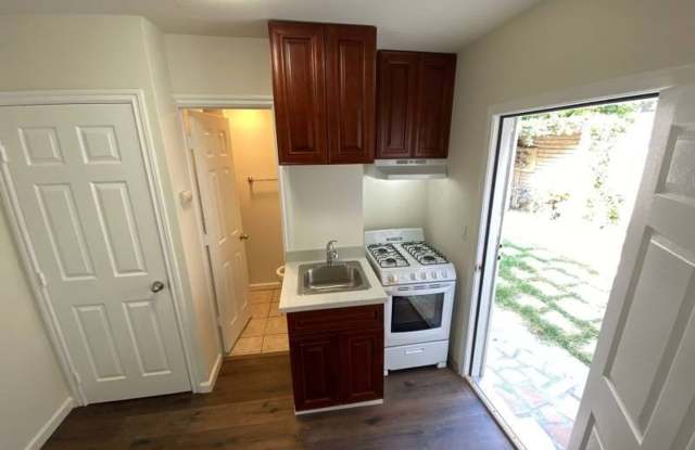 Nicely Remodeled Studio With Parking Gallery 1
