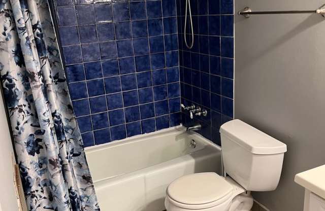 Beautiful 2 bedroom, 1.5 bath Condo in Westland photos photos