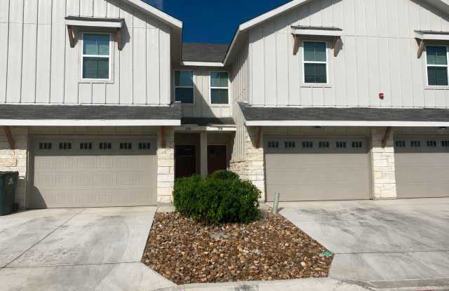 3/2.5/1.5 Fourplex Close to IH35 for Commuters! Fridge, Washer & Dryer Included /NBISD Gallery 1