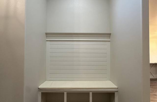 5906 Itasca Street Gallery 3