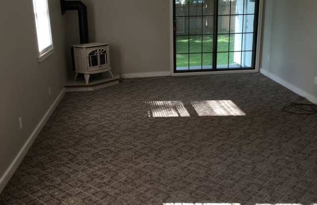 Excellent Liverpool 3 Bedroom Ranch with Garage and Private Yard Gallery 4