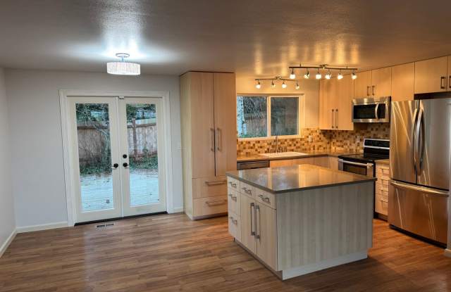 Large 3 bedroom home near Boeing Gallery 3