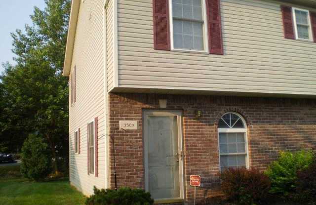 2 bedroom, 2.5 bath townhouse: Oaklawn Park photos photos