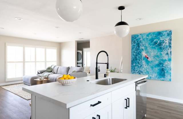 Stunning 4 Bed / 2 Bath with Chef’s Kitchen, In-Unit Laundry and Shared Backyard Retreat Gallery 3