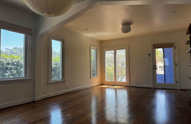 Gorgeous Silverlake 3+2+Detached Office with Bathroom Gallery 3