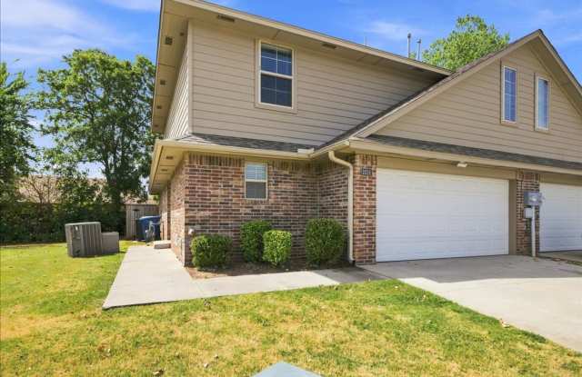 3 Bed 2.5 Bath 2 Car Garage Duplex Gallery 1
