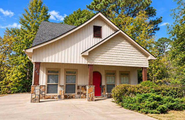 SUPER CUTE 4BR/2.5BA in the Heart of BRYANT!! Gallery 1