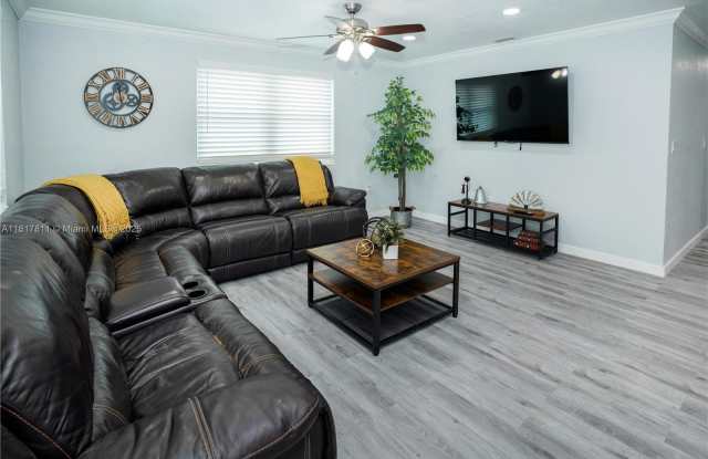 1647 NW 29th Ave photos photos