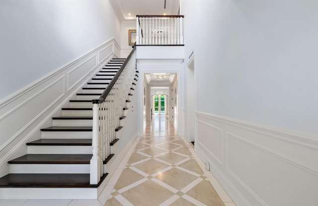 210 Emerald Lane Gallery 4