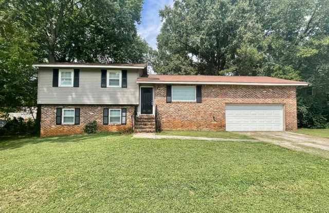 Nice Split Level Home in Huntsville! Fenced Yard and 2 car garage! photos photos
