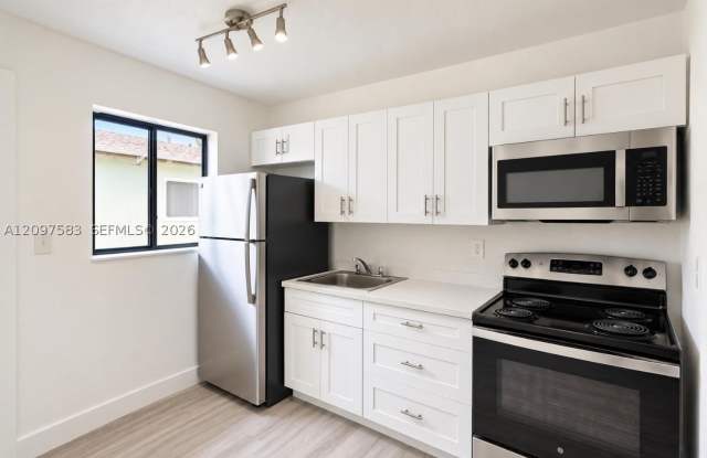1949 Riverside Dr Gallery 1