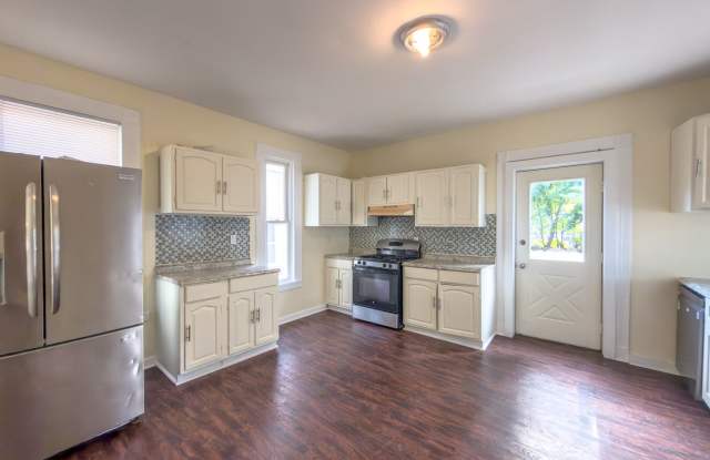 Spacious 5-Bedroom House w/ 2 Kitchens, 2 Full Baths & Off-Street Parking – Available NOW! Gallery 1