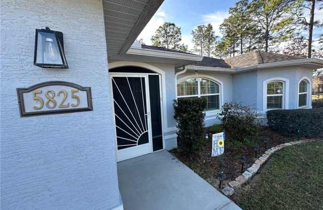 5825 N Larkspur Way Gallery 2