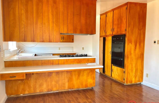 Charming 3 Bed /1 Bath Home in Bakersfield's 93304 Area — Solar INCLUDED in Rent, Fireplace & More! Gallery 3