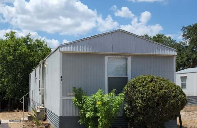 421 East Zipp Road - 421 East Zipp Road, Lake Dunlap, TX 78130