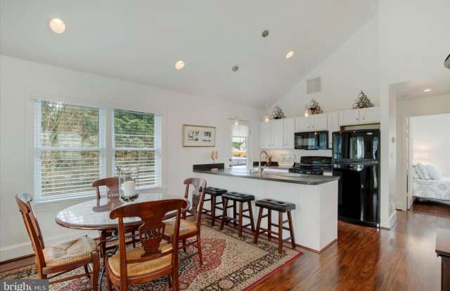 1711 WILSON POINT Road Gallery 4