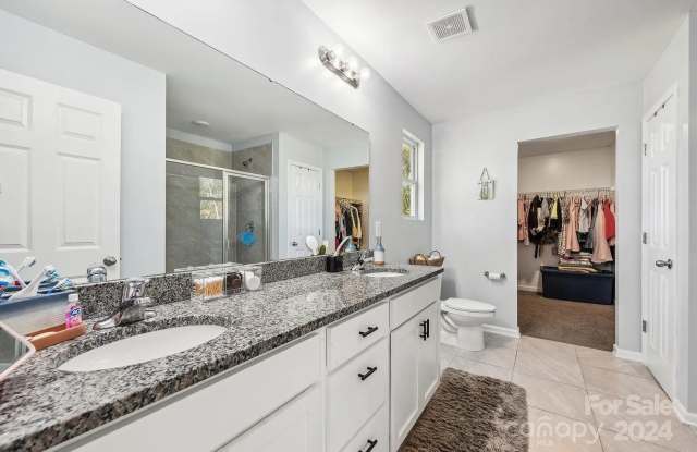 Room in 5 Bedroom Home at Denbur Dr Gallery 4