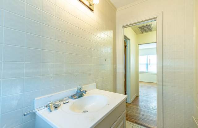 2 Bedroom, 1 Bath Home in the Medical District Gallery 4
