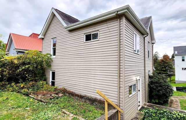 3 Bed/2 Full Bath House with 4 Parking Spots In Wiles Hill Area - AVAILABLE 05/19/2027 Gallery 4