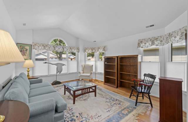 Updated home in Heritage Harbour available 11/1! Maybe sooner! Gallery 4