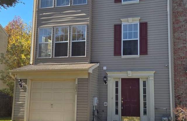 BEAUTIFULLY REMODELED 3-BEDROOM END-UNIT TOWNHOME FOR RENT! Gallery 1