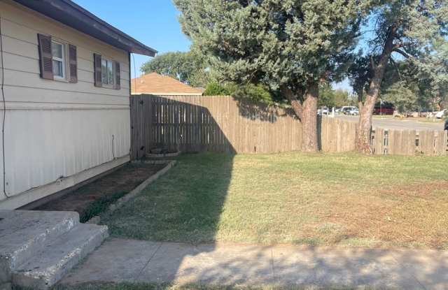 Move in Special! $200 off First Month! Adorable 2 Bedroom with 2 Car Garage Close to Hospitals and TTU! Gallery 4