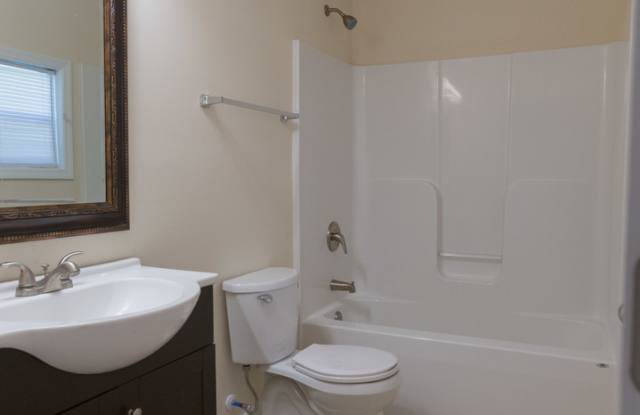 4 BR 4 BA in Normaltown! Gallery 4