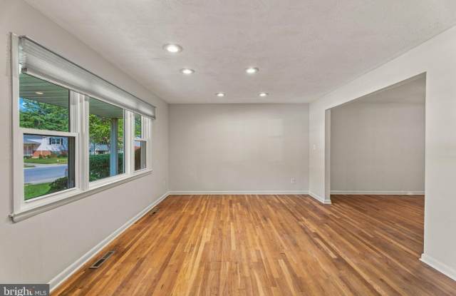 4631 HAWKSBURY Road Gallery 3
