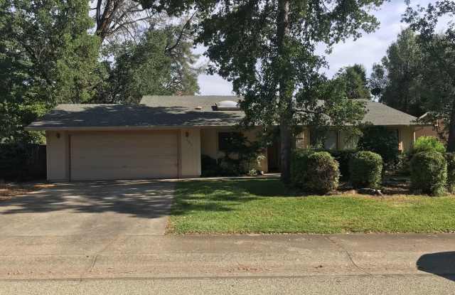 Nice well cared for home in desirable Edgewood Subdivision. - 881 Oakmont Drive, Redding, CA 96003