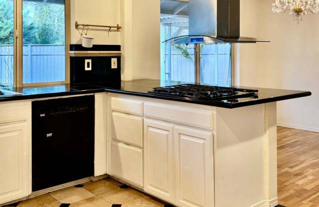 3 Bed / 2.5 Bath Bellevue rambler $3,995/month Gallery 4