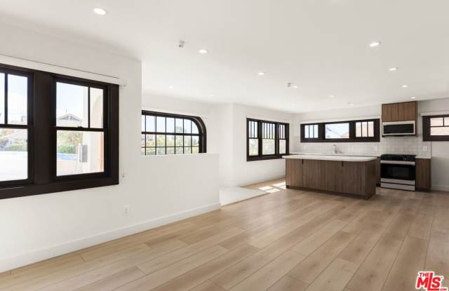 2528 4th St photos photos