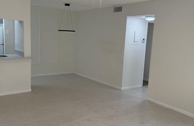 819 TWIN LAKES Drive Gallery 4