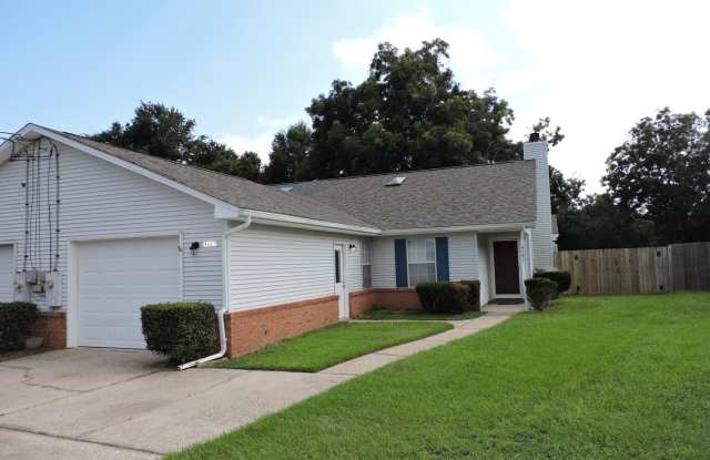 Easy access to shopping, interstate  bases! - 4687 Petra Circle, Bellview, FL 32526