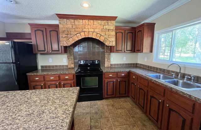 Country Living at it's finest! 4 Bedroom, 2 bath Manufactured home on 1 acre Gallery 3
