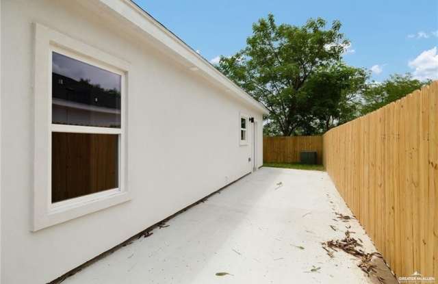 416 E Acacia Street Gallery 2