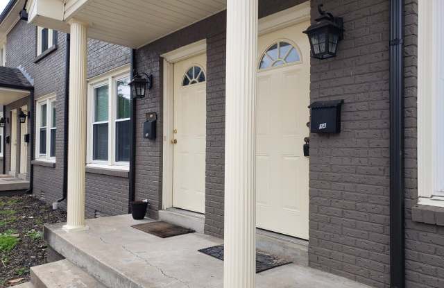 END UNIT!! 2 Bed/1.5 Bath Townhouse! Water/Garbage Included! Walk to APSU! photos photos