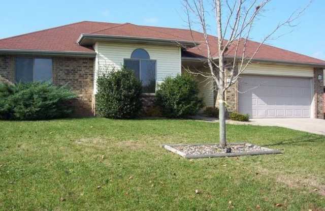 Spacious 3 bedroom house in SW Springfield! - 3519 Leawood Avenue, Greene County, MO 65807