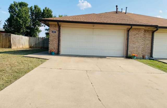2707 NE Euclid - FULLY FURNISHED Gallery 1