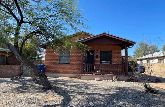 Quaint 2 Bedroom and 1 Bath Duplex! Perfect for UofA Students! photos photos