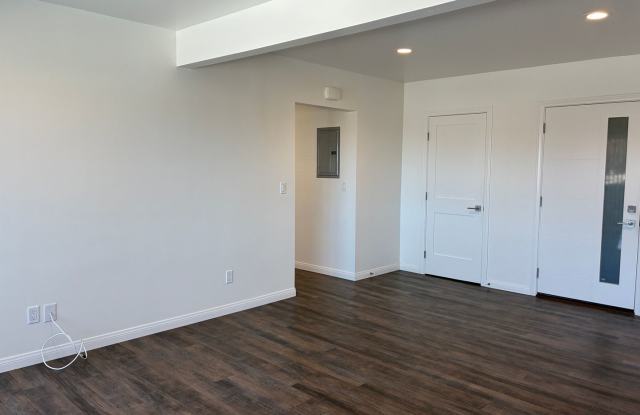 Gorgeous Updated 2 + 2 Midtown Apartment!  Located Upstairs Gallery 3