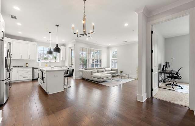 6890 Peachtree Dunwoody Road Gallery 4