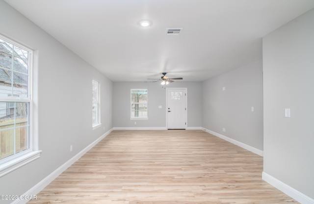 623 W Junge Boulevard Gallery 4